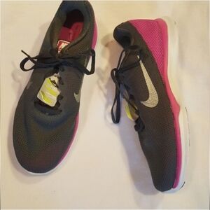 NWOT Nike Womens Memory Foam Training Shoes Sneakers Sz 7